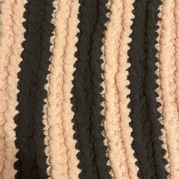 Hand made chunky knit blanket Soft Babies blanket perfect baby shower or gift! - Picture 4 of 4